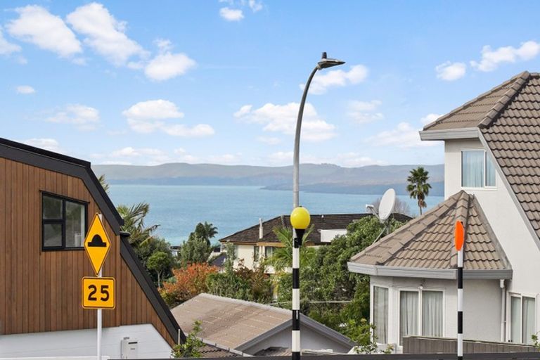 Photo of property in 210 East Coast Road, Forrest Hill, Auckland, 0620