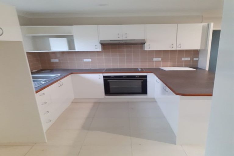 Photo of property in 2/54 Ray Small Drive, Pahurehure, Papakura, 2113