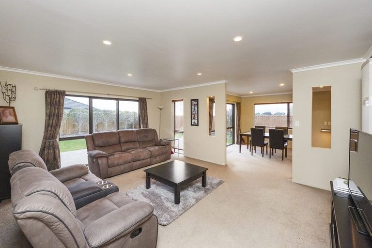 Photo of property in 5 Ron Place, Fitzherbert, Palmerston North, 4410