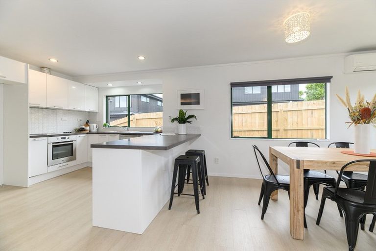 Photo of property in 43a Golf Road, New Lynn, Auckland, 0600