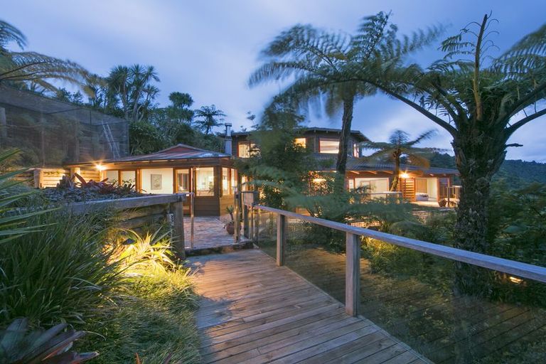 Photo of property in 491 Scenic Drive, Waiatarua, Auckland, 0612