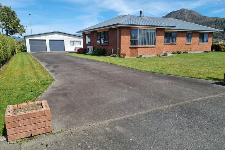 Photo of property in 104 Waller Street, Murchison, 7007