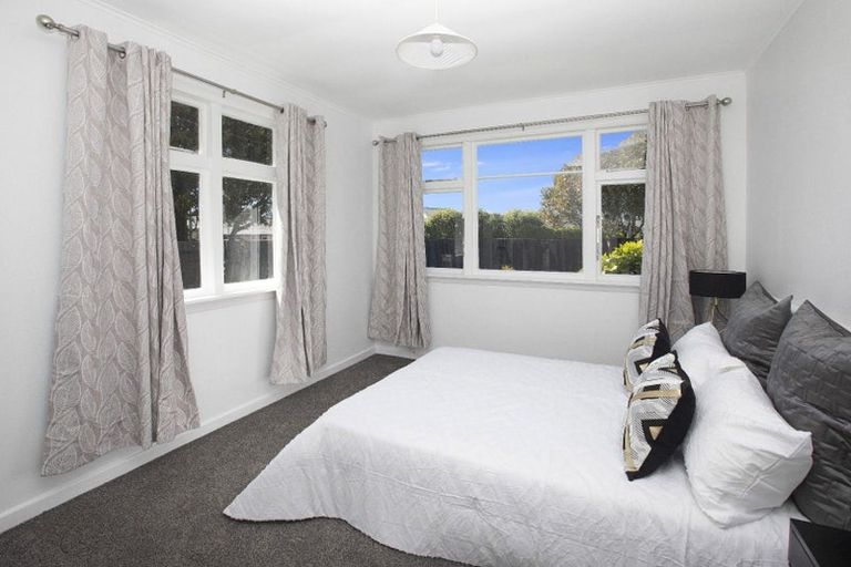 Photo of property in 100 Middlepark Road, Sockburn, Christchurch, 8042