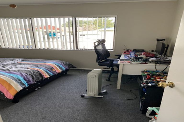 Photo of property in 1/4 Avalon Place, Glenfield, Auckland, 0629