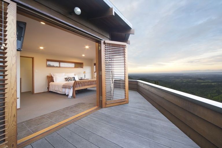 Photo of property in 491 Scenic Drive, Waiatarua, Auckland, 0612