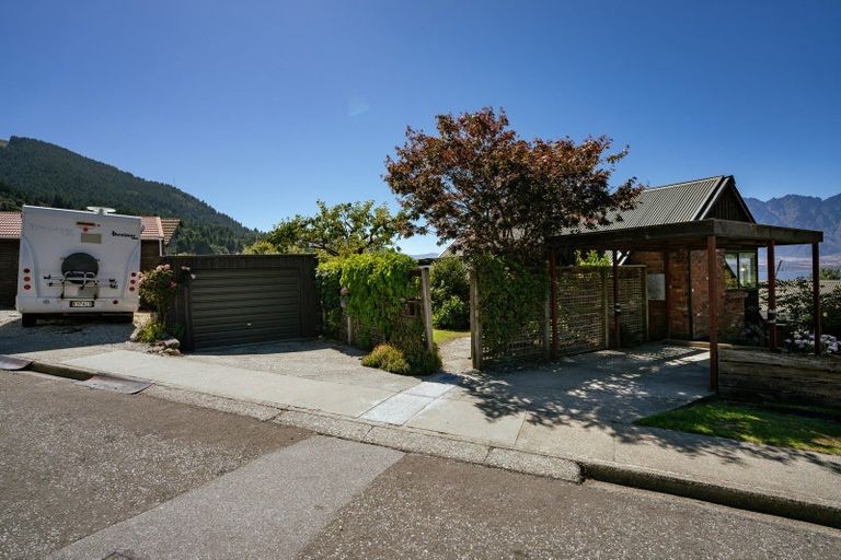 Photo of property in 7 Wynyard Crescent, Fernhill, Queenstown, 9300