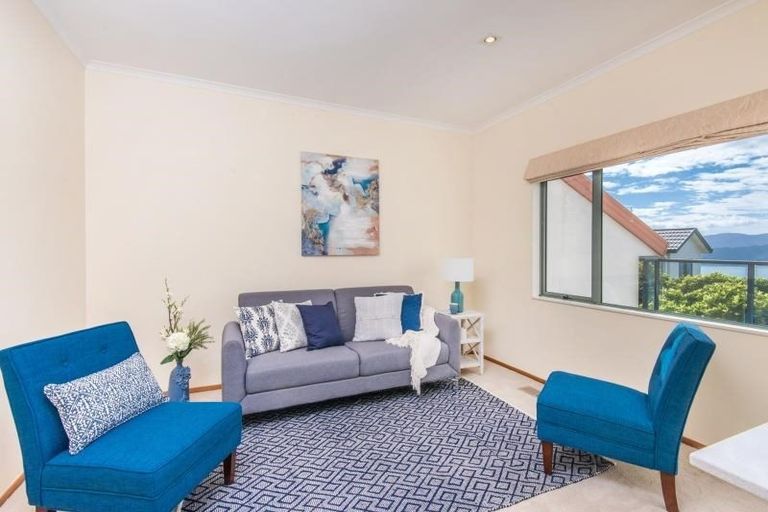 Photo of property in 22 Bennett Grove, Newlands, Wellington, 6037