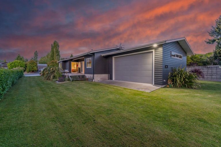 Photo of property in 1 Seagers Close, Kinloch, Taupo, 3377