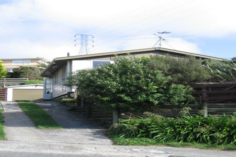Photo of property in 8 Pimlico Place, Newlands, Wellington, 6037