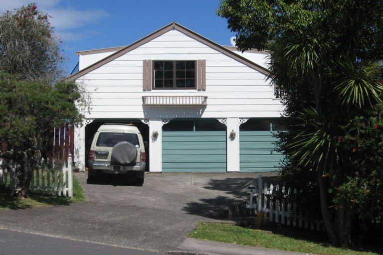 Photo of property in 6 Standish Place, Bayview, Auckland, 0629