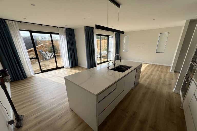 Photo of property in 14a September Place, Forrest Hill, Auckland, 0620