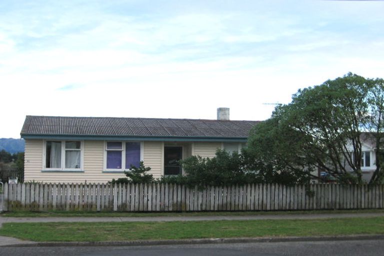 Photo of property in 16 Temuera Street, Otaki, 5512