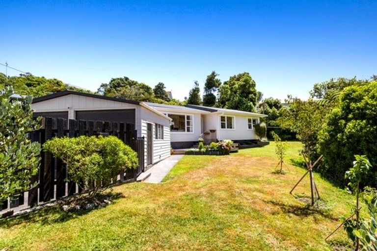 Photo of property in 28 Alwyn Place, Newlands, Wellington, 6037