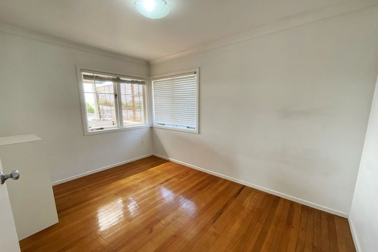 Photo of property in 4 Paton Avenue, Te Atatu South, Auckland, 0610