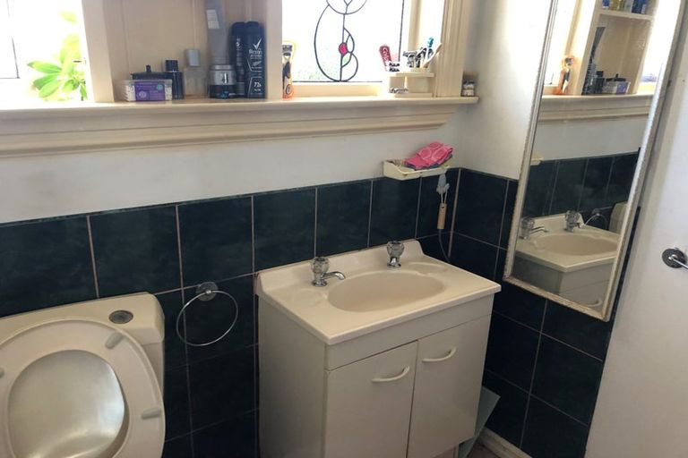 Photo of property in 44 Cambridge Terrace, Waiwhetu, Lower Hutt, 5010