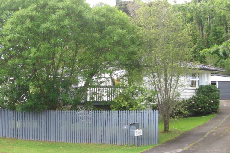 Photo of property in 8 Staincross Street, Green Bay, Auckland, 0604