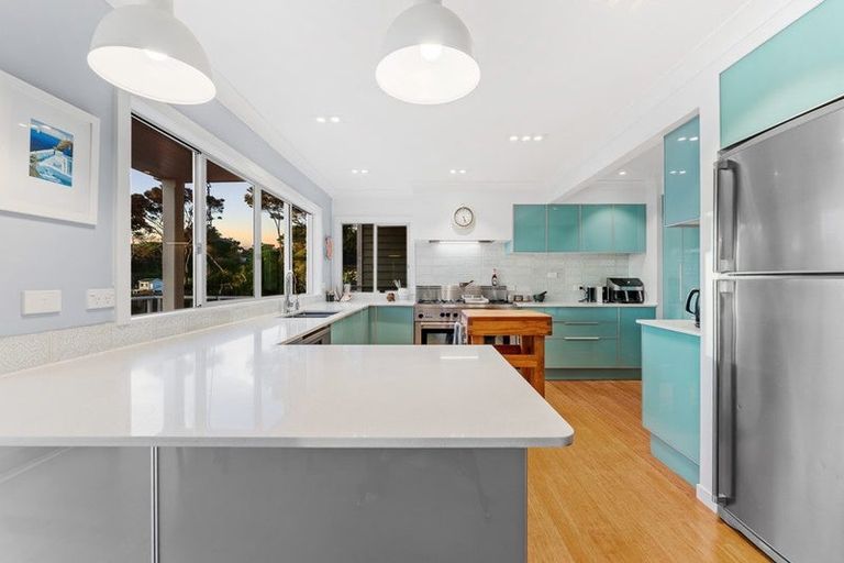 Photo of property in 24 Poplar Road, Stanmore Bay, Whangaparaoa, 0932