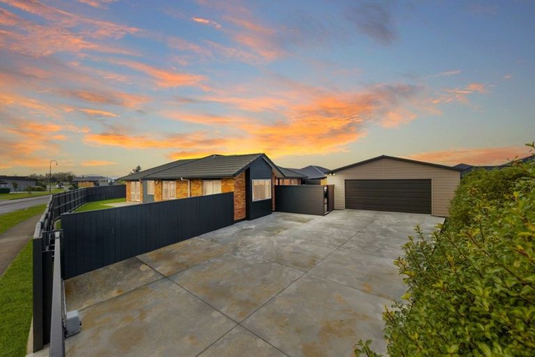Photo of property in 17 Chestnut Close, Kelvin Grove, Palmerston North, 4414