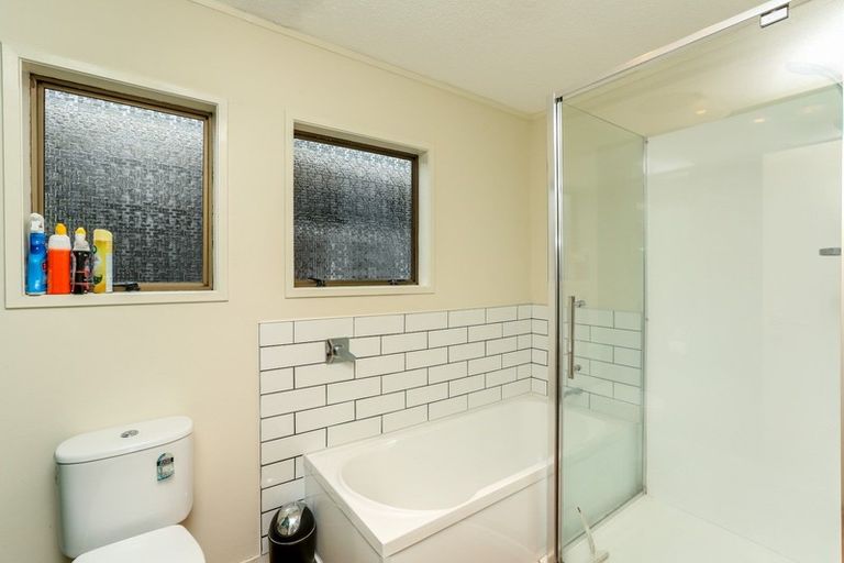 Photo of property in 100 Heta Road, Highlands Park, New Plymouth, 4312