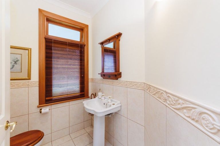 Photo of property in 5 Waicola Drive, Fitzherbert, Palmerston North, 4471