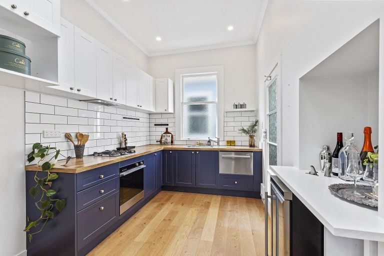 Photo of property in 32 Freeling Street, Island Bay, Wellington, 6023