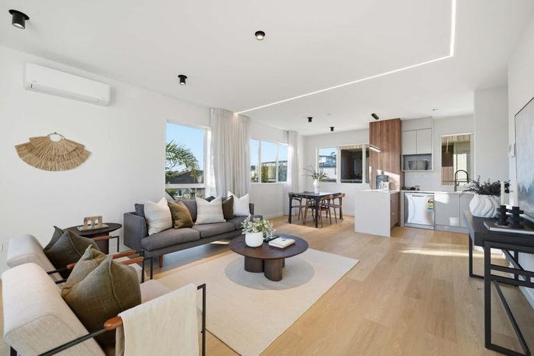 Photo of property in 2/3 Corrella Road, Belmont, Auckland, 0622