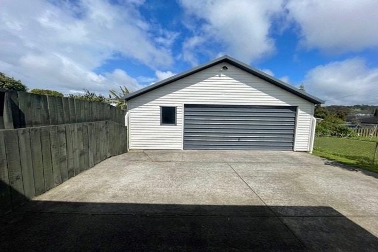 Photo of property in 60 St Leonards Road, Kelston, Auckland, 0602