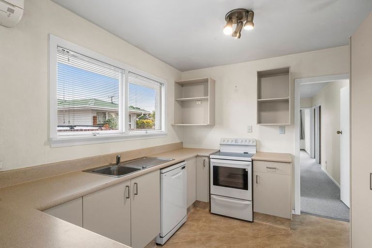 Photo of property in 77 Farquhars Road, Redwood, Christchurch, 8051