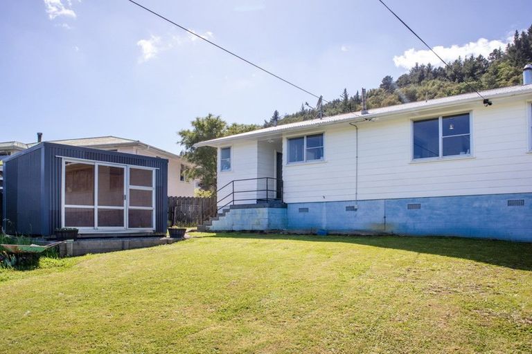 Photo of property in 75 Milton Terrace, Picton, 7220
