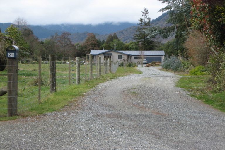 Photo of property in 21 Fairfax Street, Murchison, 7007