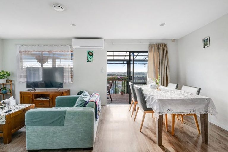 Photo of property in 1/21 Jumento Place, Unsworth Heights, Auckland, 0632