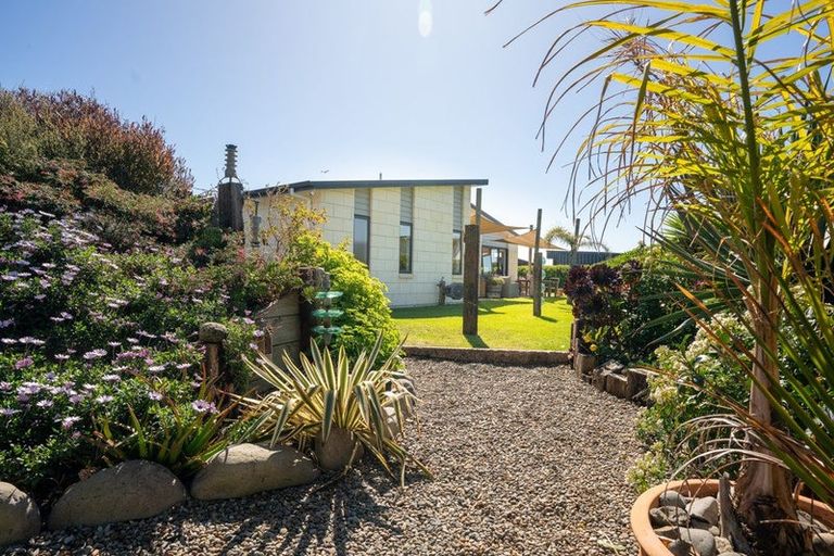 Photo of property in 18 Takahe Drive, Paraparaumu Beach, Paraparaumu, 5032