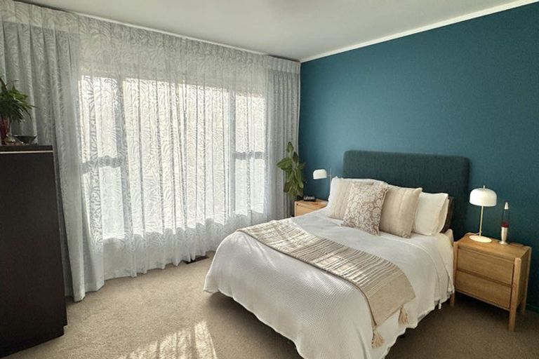 Photo of property in 8 Langstone Place, Chatswood, Auckland, 0626