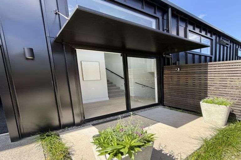 Photo of property in 31 Oakpark Place, West Harbour, Auckland, 0618