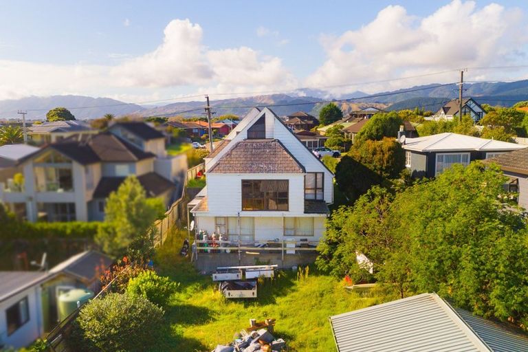 Photo of property in 122 Seaview Road, Paraparaumu Beach, Paraparaumu, 5032