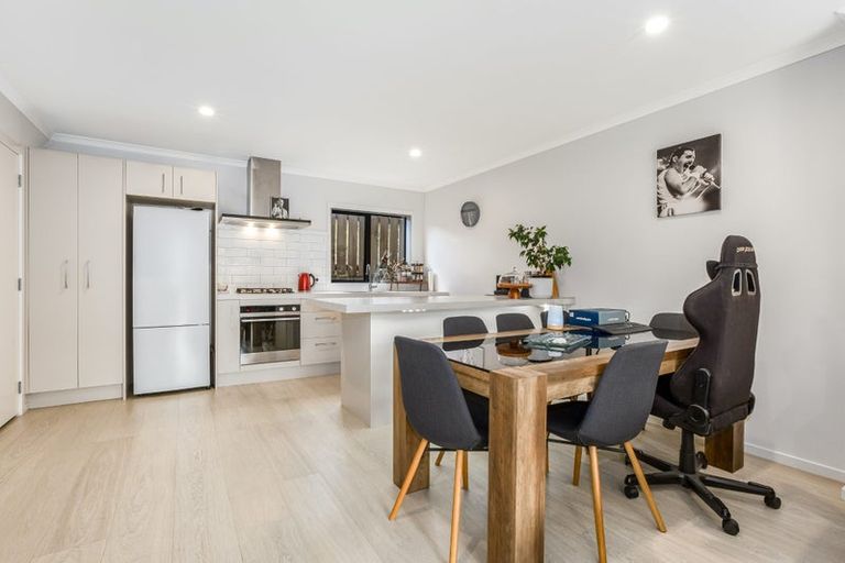 Photo of property in 7/9 Surrey Street, Tawa, Wellington, 5028