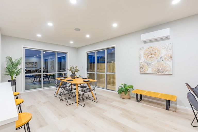 Photo of property in 43 Lumbarda Drive, Kumeu, 0810