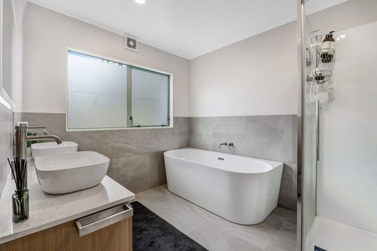 Photo of property in 24 Goldfinch Rise, Unsworth Heights, Auckland, 0632