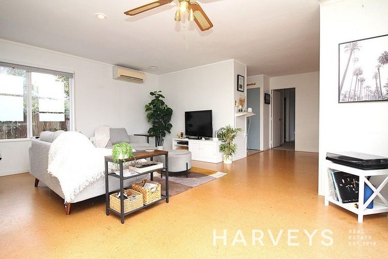 Photo of property in 5 Porter Avenue, Te Atatu South, Auckland, 0610