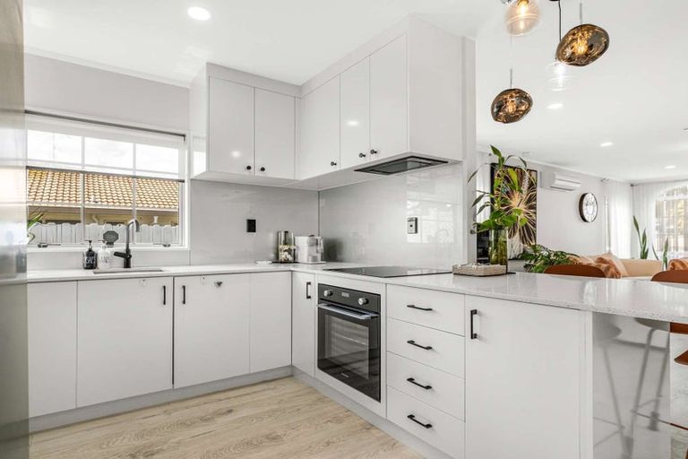 Photo of property in 52 Riverton Drive, Randwick Park, Auckland, 2105