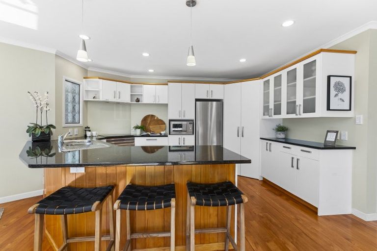 Photo of property in 92 Govett Avenue, Frankleigh Park, New Plymouth, 4310