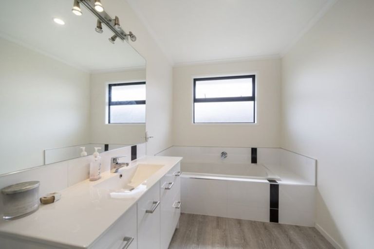 Photo of property in 4 Ongarui Close, Whalers Gate, New Plymouth, 4310