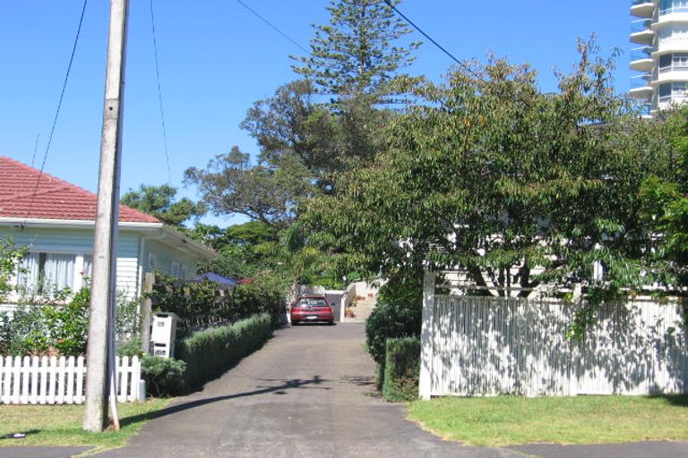 Photo of property in 2/10 Sylvan Park Avenue, Milford, Auckland, 0620