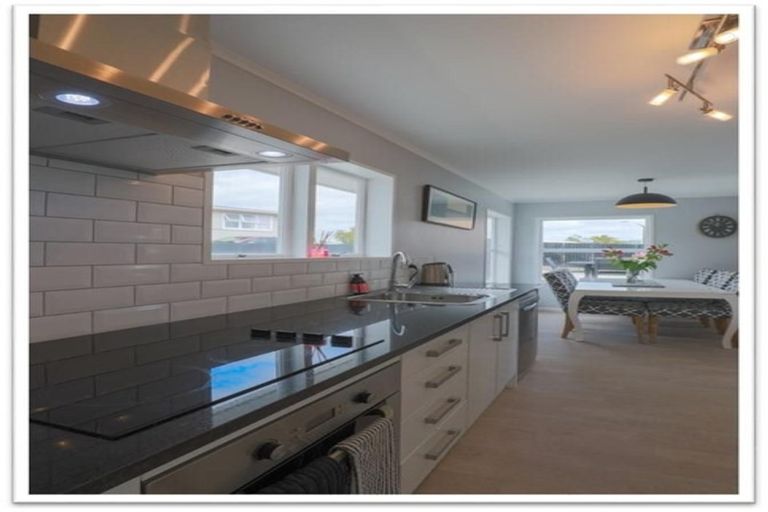 Photo of property in 9 Gregg Place, Sunnyvale, Auckland, 0612