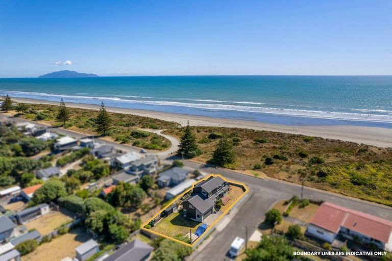 Photo of property in 2 Kowhai Street, Otaki Beach, Otaki, 5512