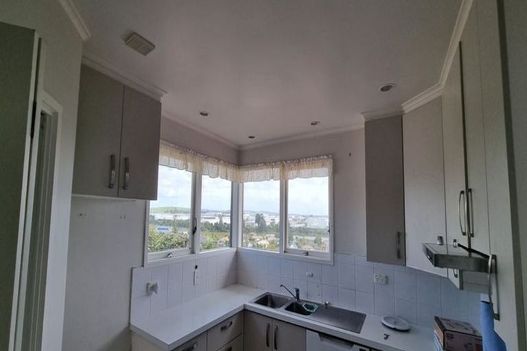 Photo of property in 28 Ellesmere Crescent, Pakuranga Heights, Auckland, 2010