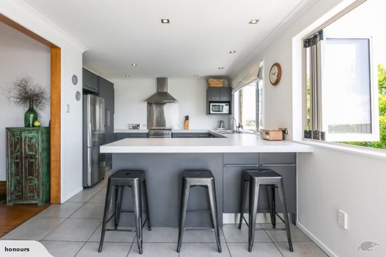 Photo of property in 2 Denholm Road, Hospital Hill, Napier, 4110