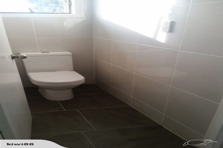 Photo of property in 32 Pipitea Place, Massey, Auckland, 0614