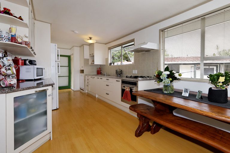 Photo of property in 4 Serwayne Place, Sunnyvale, Auckland, 0612