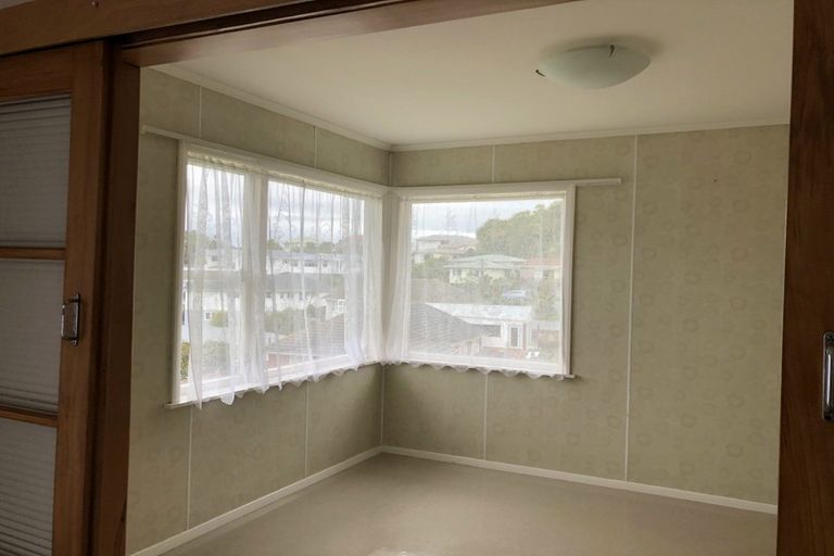 Photo of property in 75 Kenmore Street, Newlands, Wellington, 6037